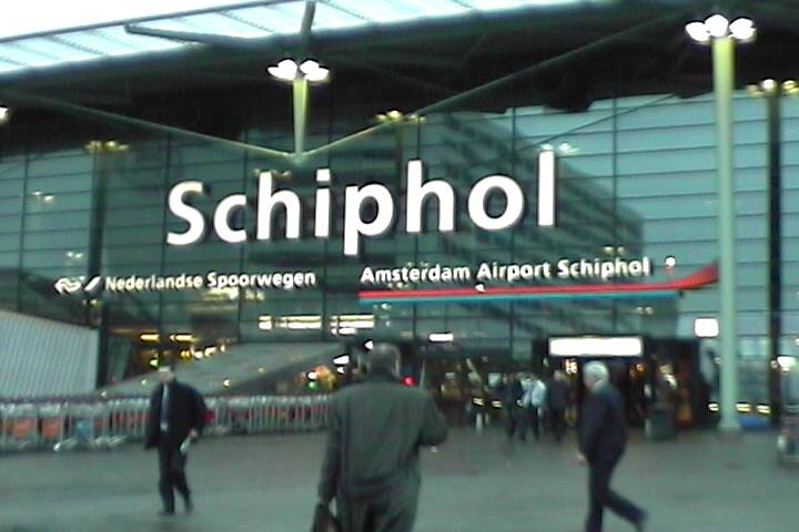 http://www.trackandtrain.com/atmypace/gallery/holland/schiphol-airport/schiphol-big-schipol-sign-02.jpg