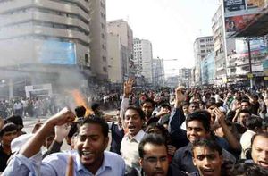 Chanting investors accuse brokers of dishonesty at Dhaka's stock exchange