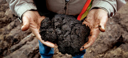 Tar sands shown by activist. (photo: Northern Rockies Rising Tide)