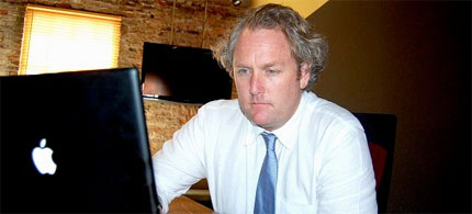 Andrew Breitbart at the computer, 04/08/10. (photo: Andrew Breitbart)