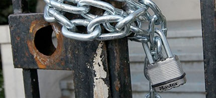 A gate to a foreclosed home is locked with a chain and padlock in Richmond, California, 04/15/10. (photo: Getty Images)