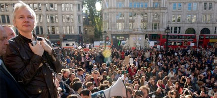 Wikileaks founder Julian Assange speaks to demonstrators in London, as Occupy Wall Street protests spread world-wide, 10/15/11. (photo: Getty Images)