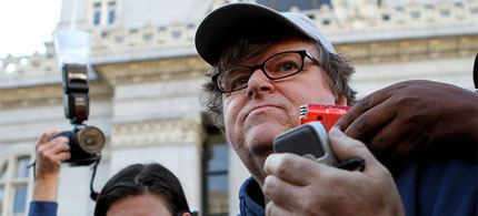 Michael Moore comes to Oakland three days after the crackdown, 10/28/11. (photo: KQED News)