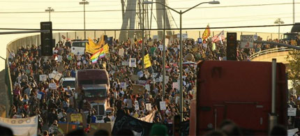 Huge crowds marching in solidarity with Occupy Oakland's branch of the Occupy Worldwide Movement have shut down the port of Oakland as of 5:30:pm:pdt. (photo: Robert Galbraith/Reuters)