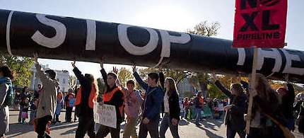 Demonstrators protest against the Keystone XL Pipeline, 11/6/11. (photo: Evan Vucci/AP)