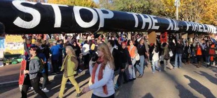 Protesters marching in Washington against the proposed Keystone XL oil pipeline, 11/06/11. (photo: Daniel Lippman/MCT)