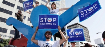 Demonstrations against the Keystone XL Pipeline before President Obama's appearance in San Francisco, 10/25/11. (photo: Paul Sakuma/AP)