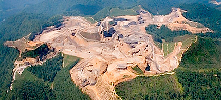 The practice of mountaintop removal to extract coal has devastating impacts on the environment and communities. (photo: TheBolderReporter)