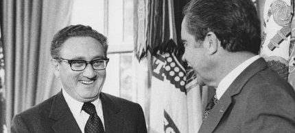 Henry Kissinger (left) meets with Richard Nixon. (photo: unknown)