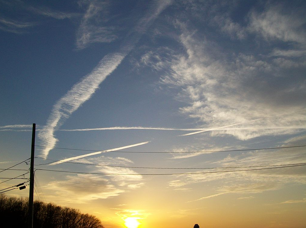 Trails are left in the sky from remnants of persistent jet contrails. (Photo: Wikimedia Commons)