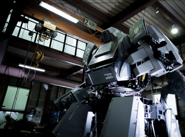 Rise of the machines: Kuratas the giant 13 foot robot. ( suidobashijuko.jp)