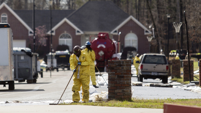 Emergency crews work to clean up an oil spill in front of evacuated homes on Starlite Road in Mayflower, Arkansas March 31, 2013. (Reuters / Jacob Slaton)