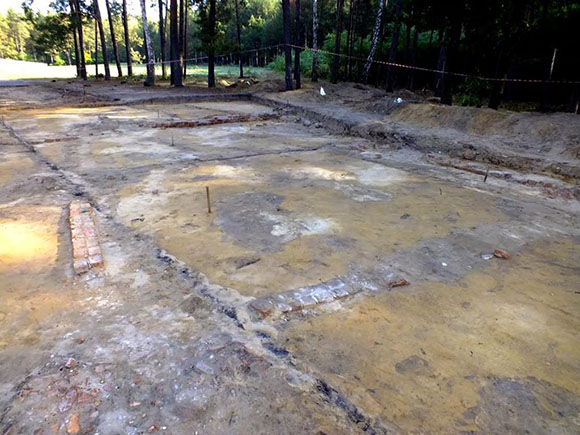 The foundations unearthed at Sobibr in September 2014: an irregular-shaped building with a number of rooms of different sizes, completely contradictory to the official Holocaust narrative of four square meter chambers. The irregular size of the rooms is clearly visible in this photograph.